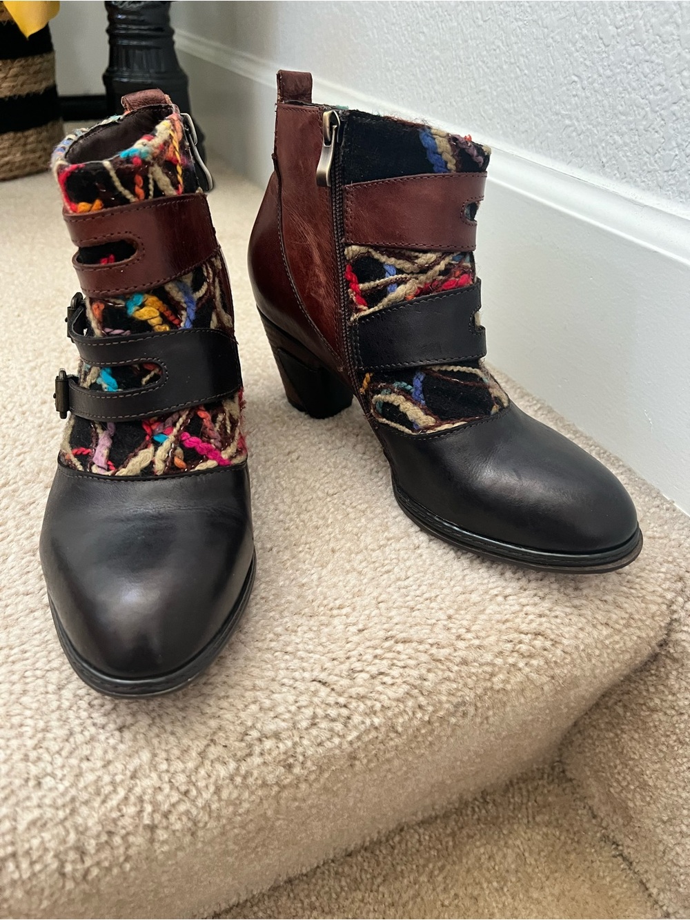 L'ATISTE Black & Brown Leather Ankle Boots with Multicolor Knit Panels sz 7.5 8